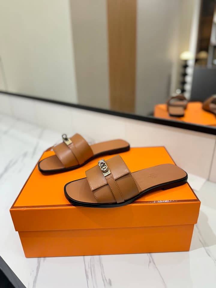 Hermès Classic Timeless Leather Sandals in Black