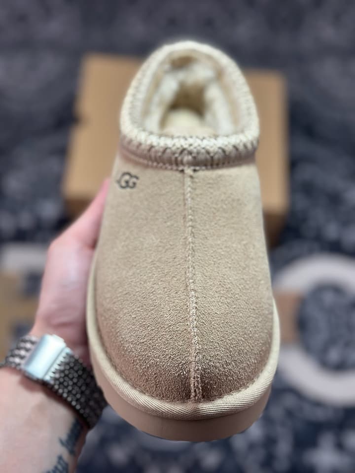 UGG Tazz Platform Snow Boots in Light Beige Suede