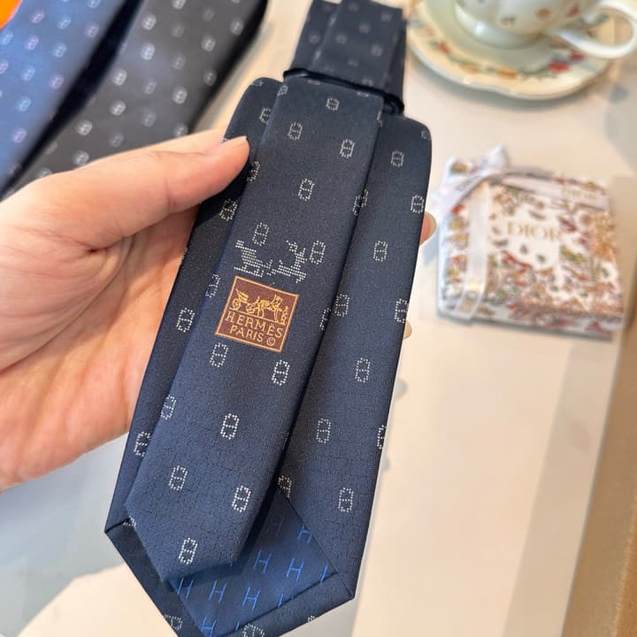 Hermès Men's Winter Anchor Chain Silk Tie – New Collection in Black