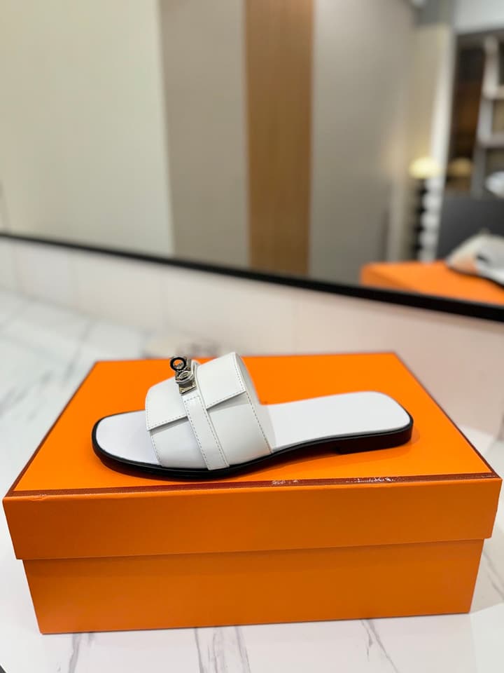 Hermès Classic Timeless Leather Sandals in Black