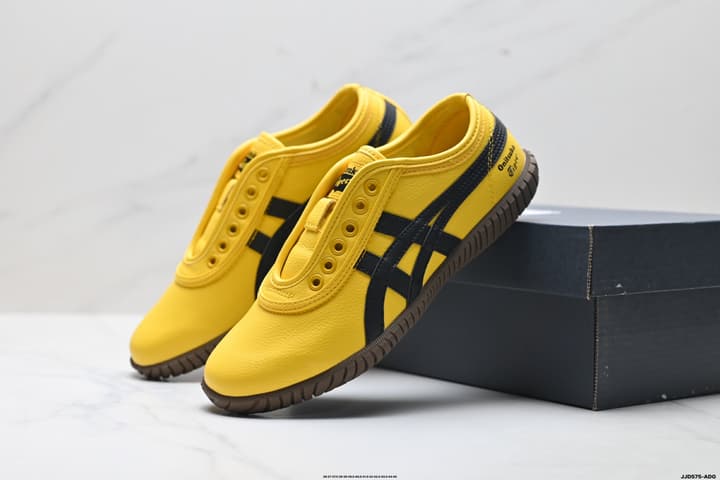 Onitsuka Tiger TSUNAHIKI Slip-On Casual Sneakers in Cream With Navy Stripes