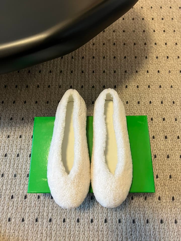 Bottega Veneta Furry Ballet Flats – 25SS in Black