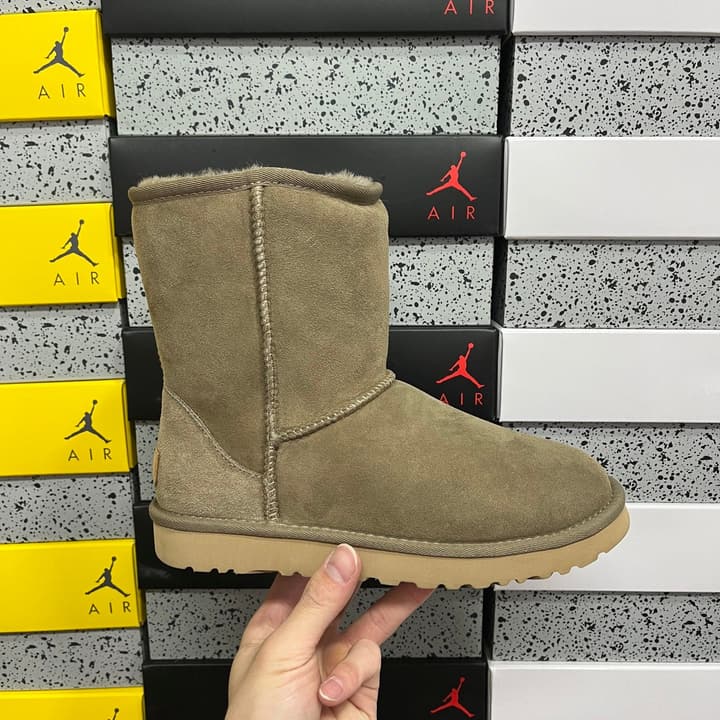 UGG Thick-Soled Low-Cut Fur-Lined Snow Boots in All Black Mini