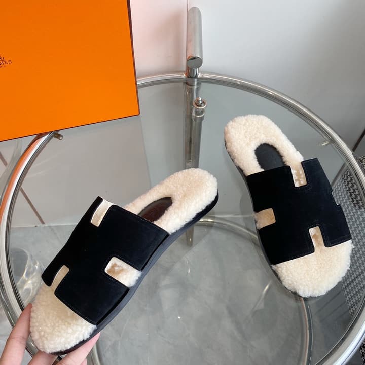 Hermès Izmir Classic H Wool Slippers in Black