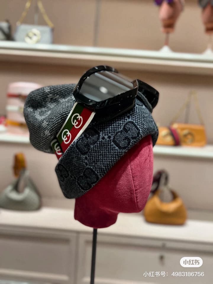 Gucci Ski Goggles in Black Frame, Silver Lens