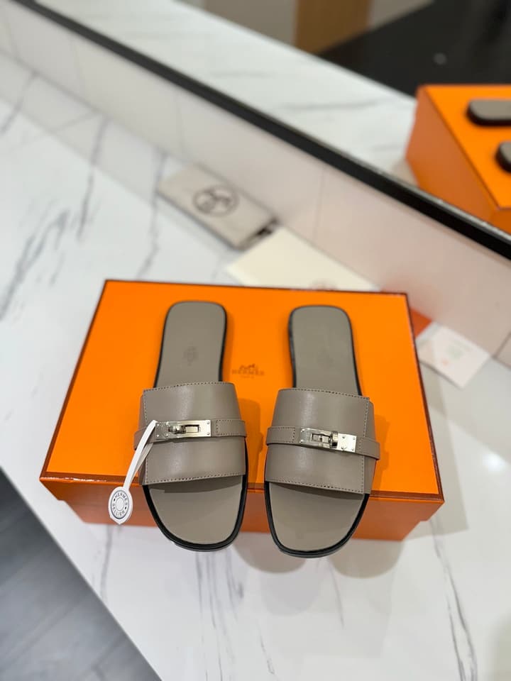 Hermès Classic Timeless Leather Sandals in Black