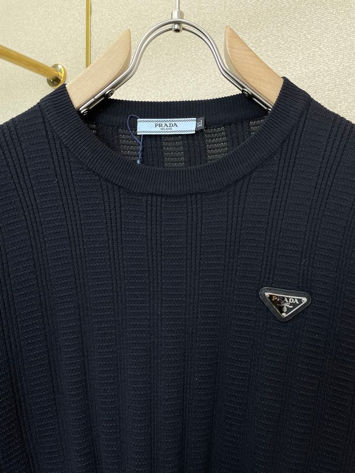 Prada Men's Casual Short-Sleeve T-Shirt in Black