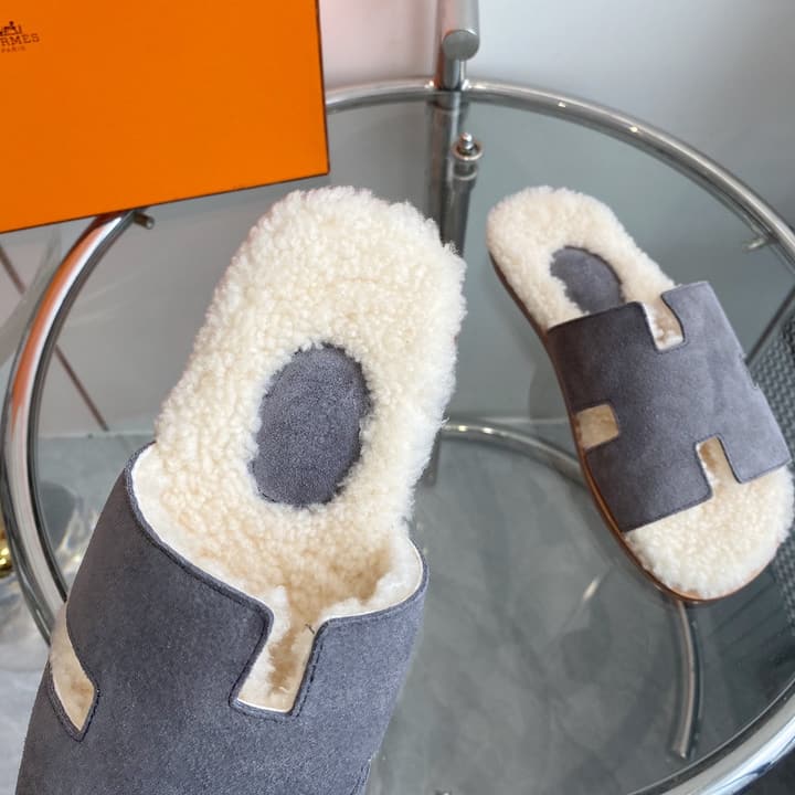 Hermès Izmir Classic H Wool Slippers in Black