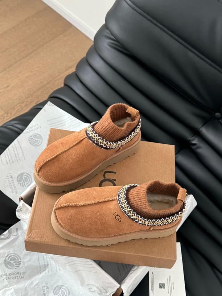 UGG Sheepskin Snow Boots – Autumn/Winter Essential in Dark Grey Suede