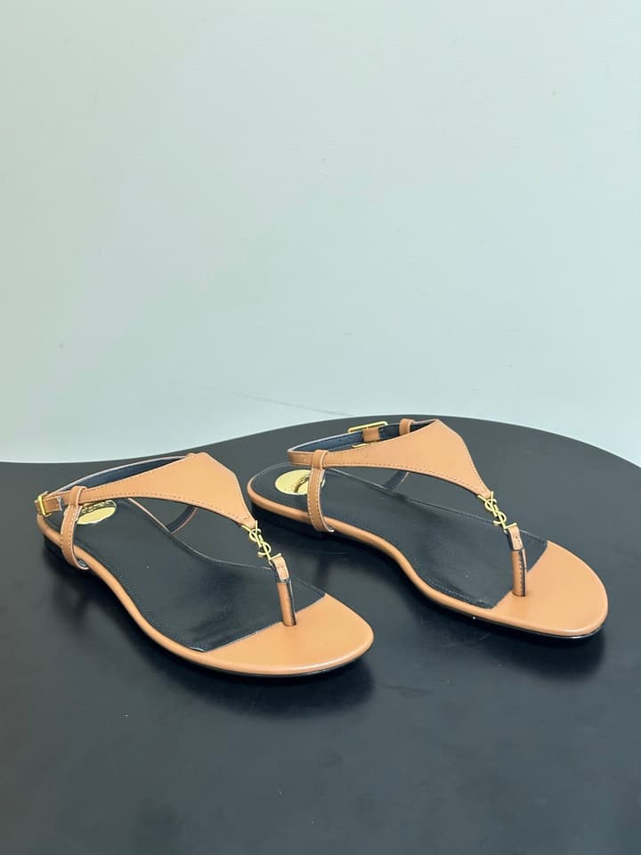Saint Laurent Classic YSL Logo Flat Sandals – Spring/Summer Collection – 26S in Black