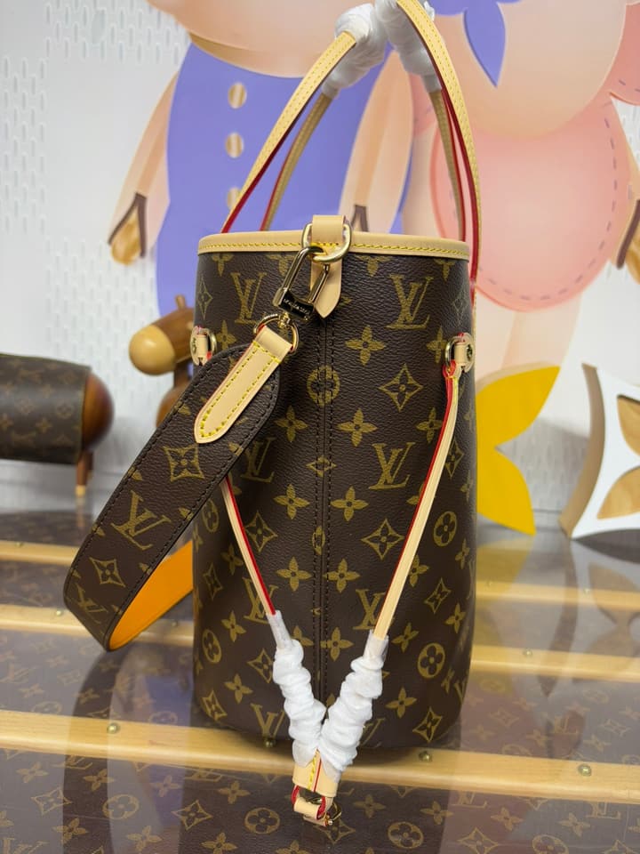 Louis Vuitton Neverfull Bandoulière Inside Out Tote Bag in Red
