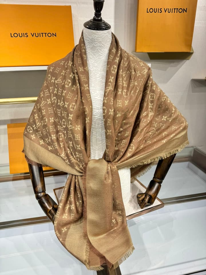 Louis Vuitton Classic Monogram Jacquard Shawl – 2024 New Color