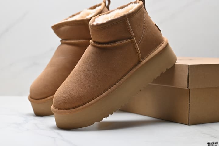 UGG Classic Ultra Mini Platform Snow Boots in Classic Chestnut
