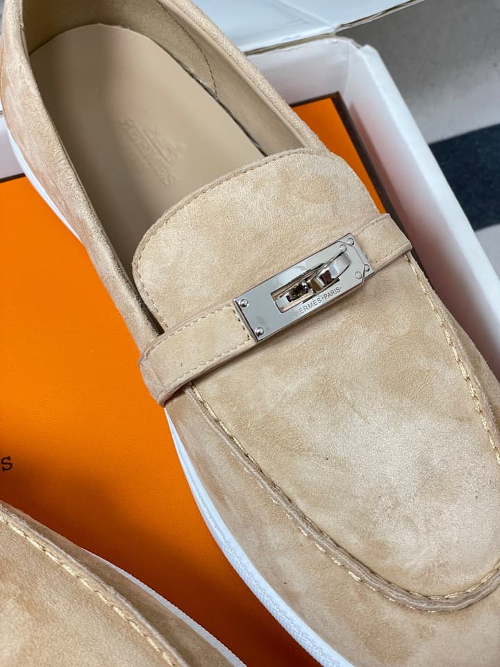 Hermès Mind Suede Kelly Buckle Loafers – 26S Spring/Summer Collection in Beige Suede