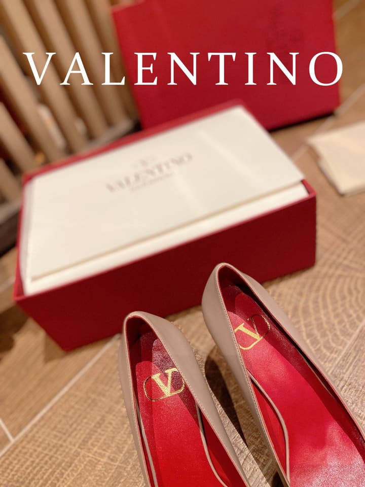 Valentino VLogo Signature Crystal Pumps – 2022 Collection in Black Patent Leather