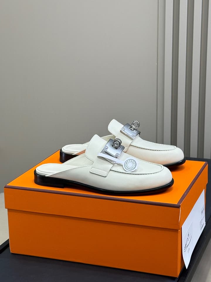 Hermes Kelly Wide Buckle Mules – 2025 Collection in Black