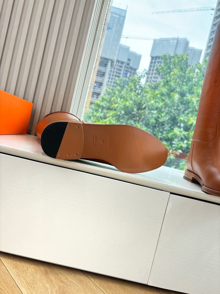 Hermès Classic Knee-High Boots – 2025FW in Assorted Buckle Riding Boots Display