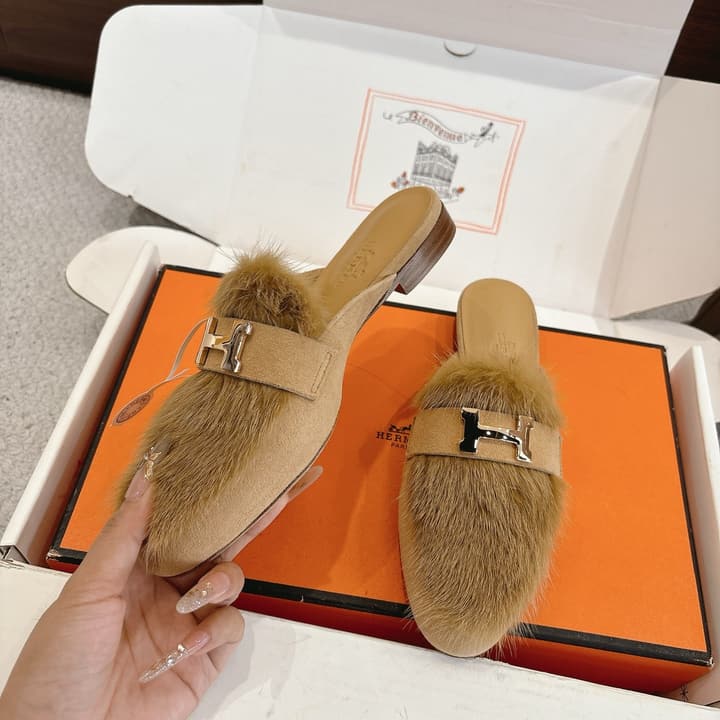 Hermès Mink Suede Loafers & Mules – Autumn/Winter Collection in Black Fur With Gold H