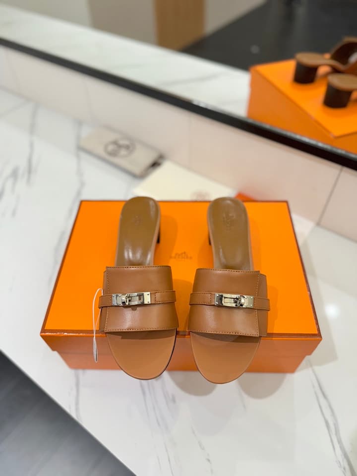 Hermès Classic Smooth Cowhide Heeled Sandals in Beige