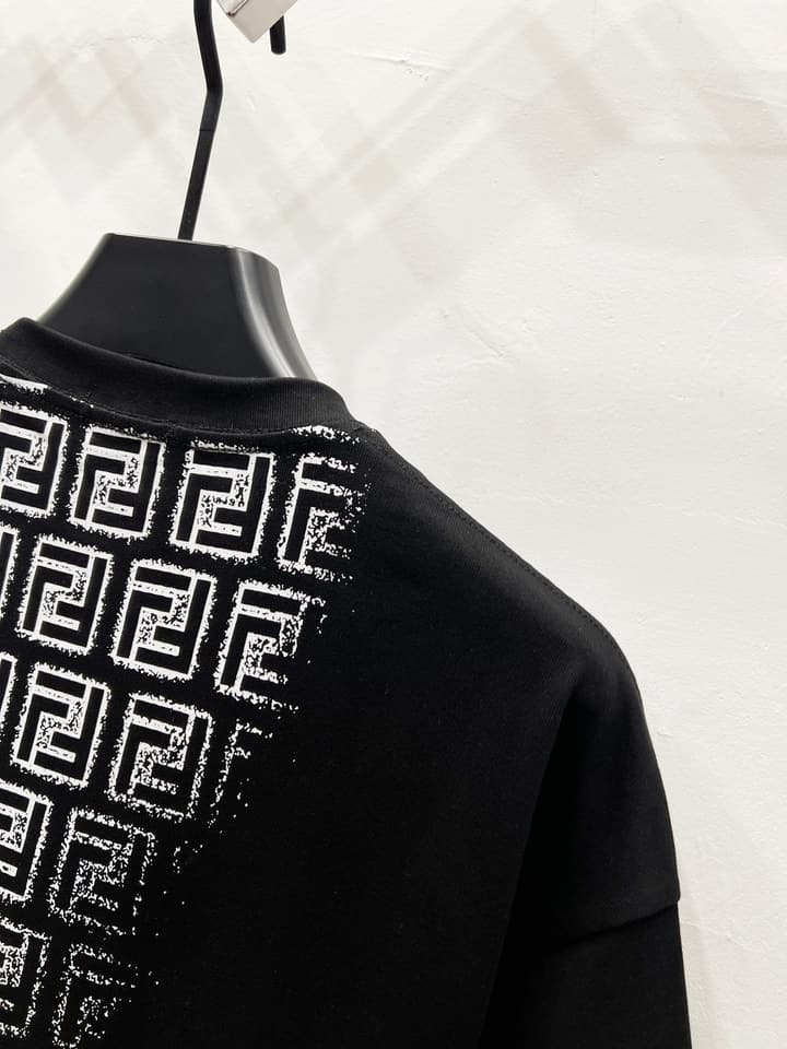 Fendi Gradient Logo Round Neck T-Shirt – 2025SS Collection in Black
