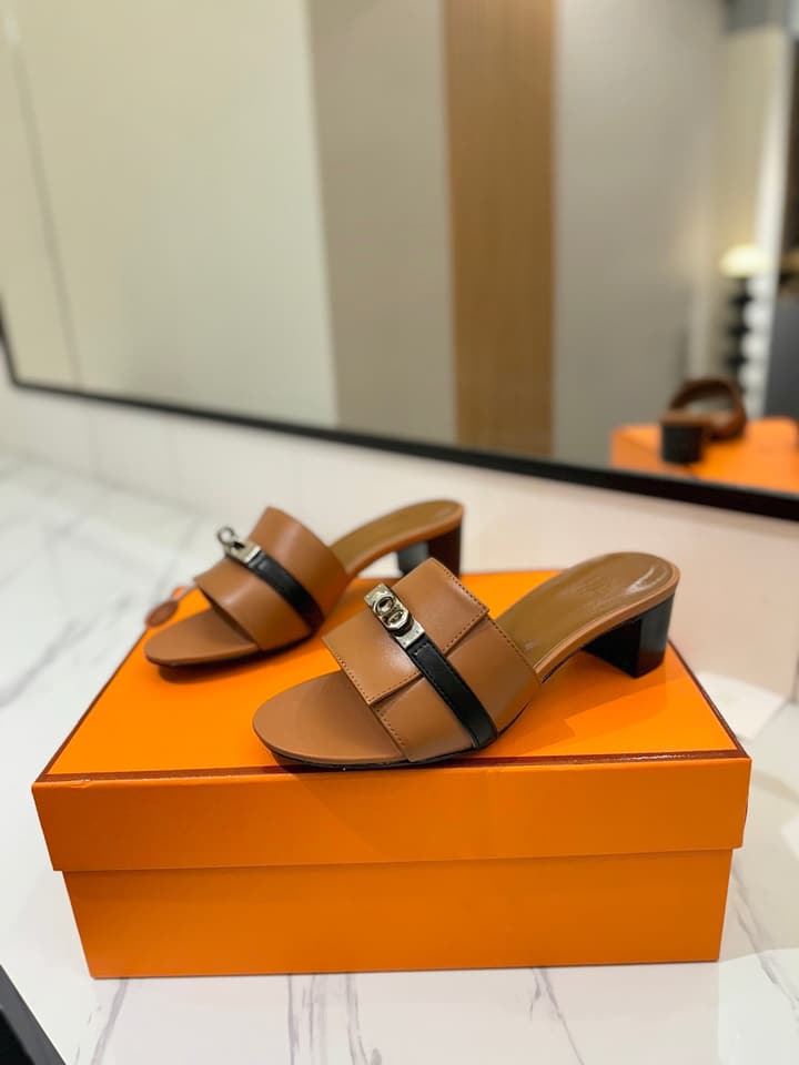 Hermès Classic Smooth Cowhide Heeled Sandals in Beige