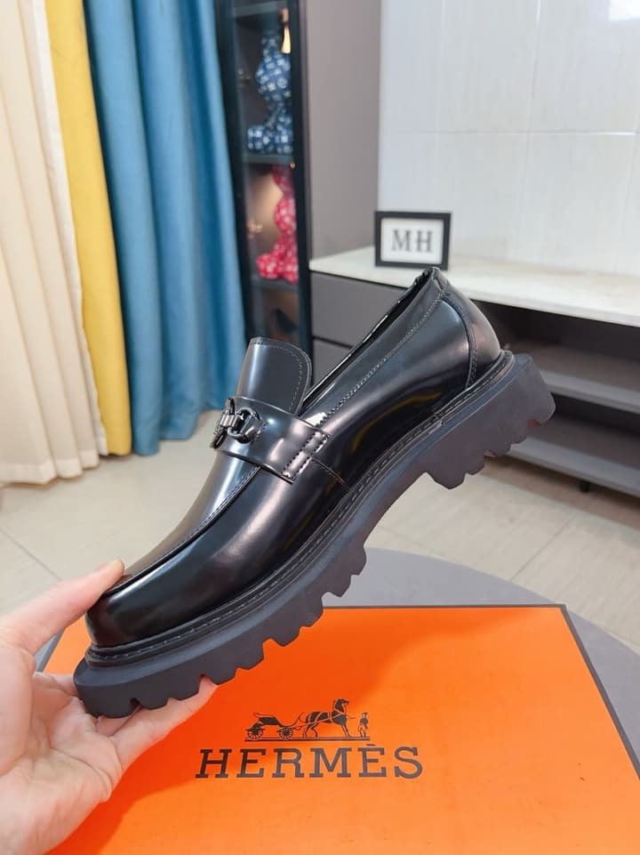 Hermès Business Leather Loafers in Black Loafers Foreground