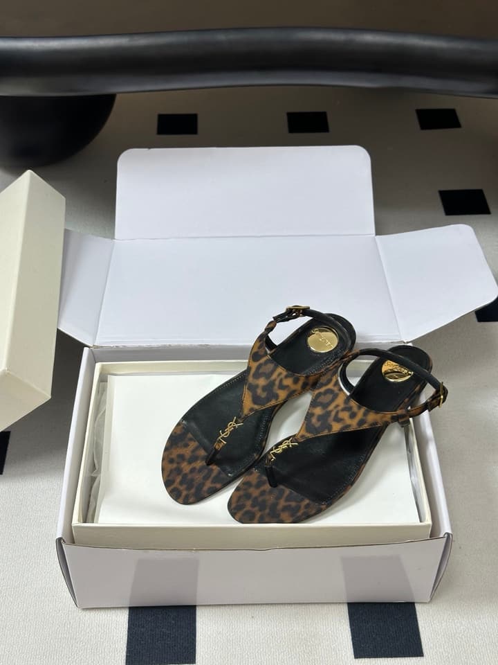Saint Laurent Classic YSL Logo Flat Sandals – Spring/Summer Collection – 26S in Black