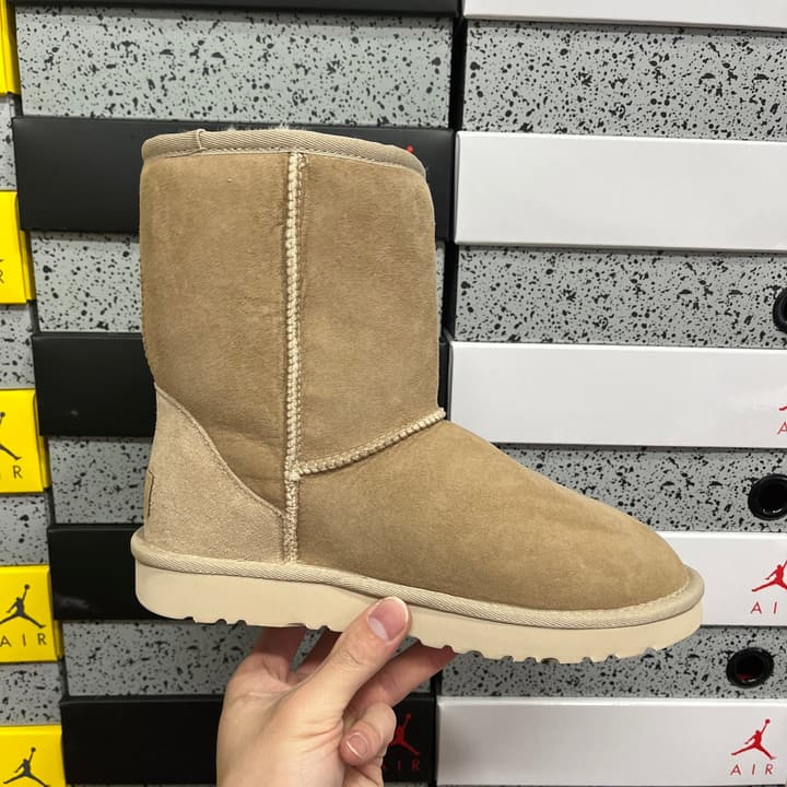 UGG Thick-Soled Low-Cut Fur-Lined Snow Boots in All Black Mini