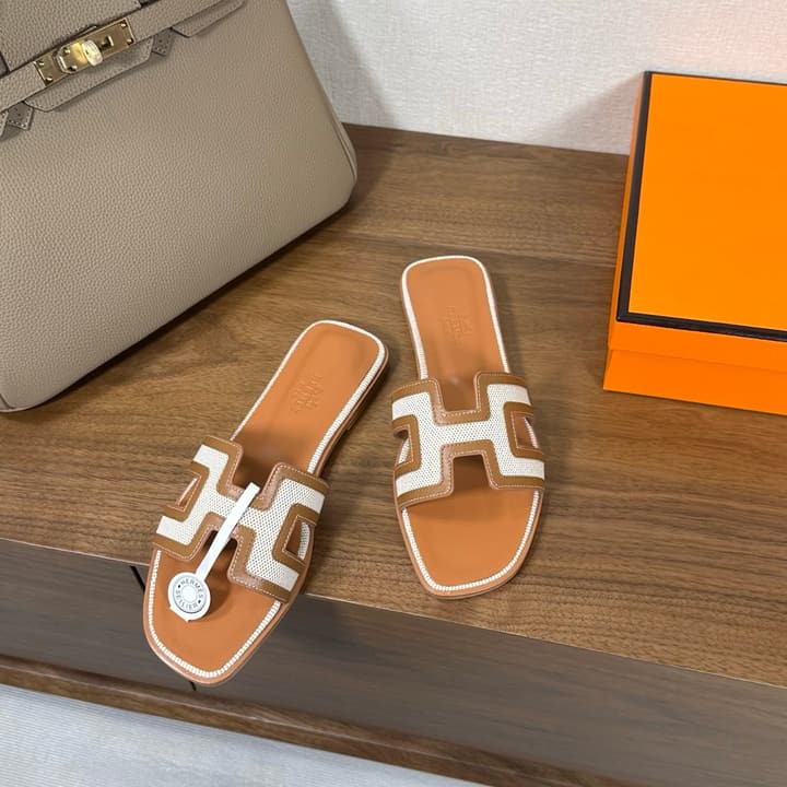 Hermès Oasis H Flat Sandals in Taupe Strap
