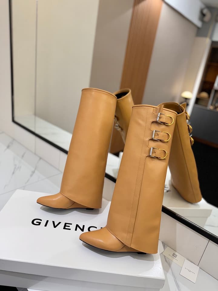 Givenchy Lock Detail Knee-High Boots – 2024 Spring/Summer Collection in Black