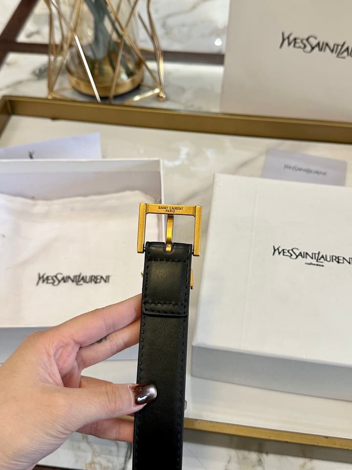 Saint Laurent Classic Leather Belt – 2.5cm in Black Leather With Gold Buckle