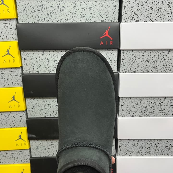 UGG Thick-Soled Low-Cut Fur-Lined Snow Boots in All Black Mini