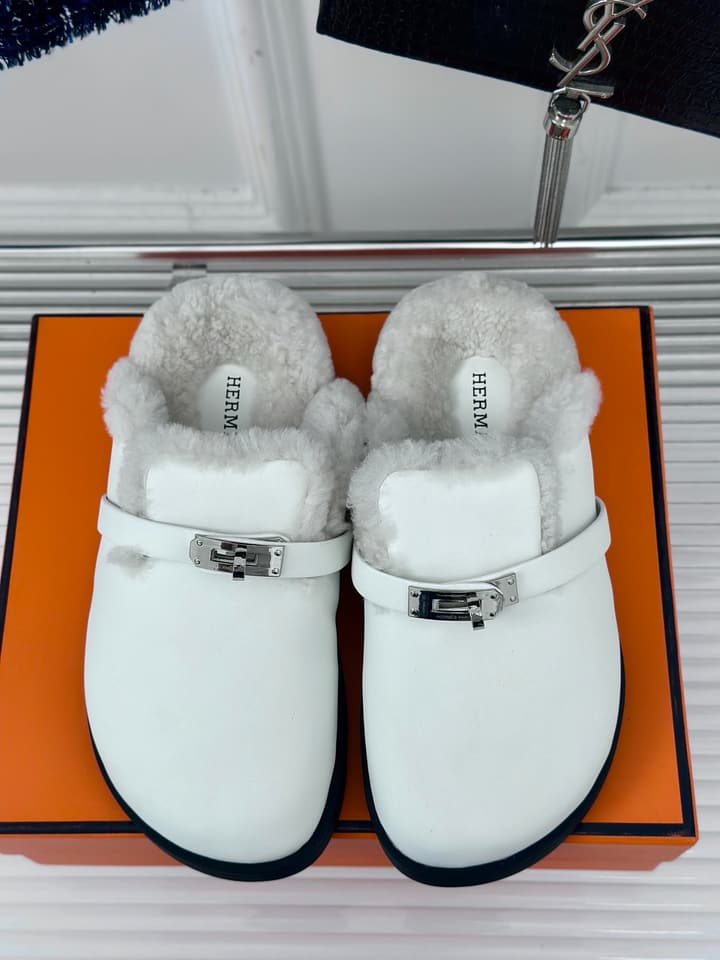 Hermès Kelly Buckle Furry Slippers – Autumn/Winter Collection in Black Suede With White Fur