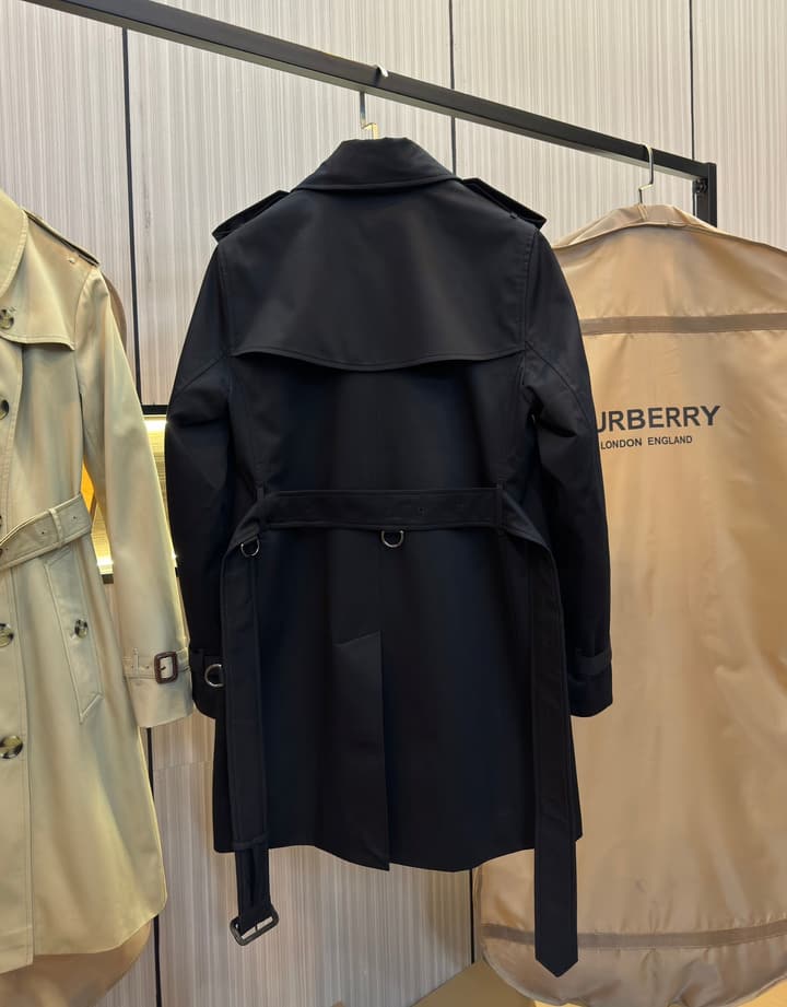 Burberry Kensington Heritage Short Trench Coat in Classic Black Trench