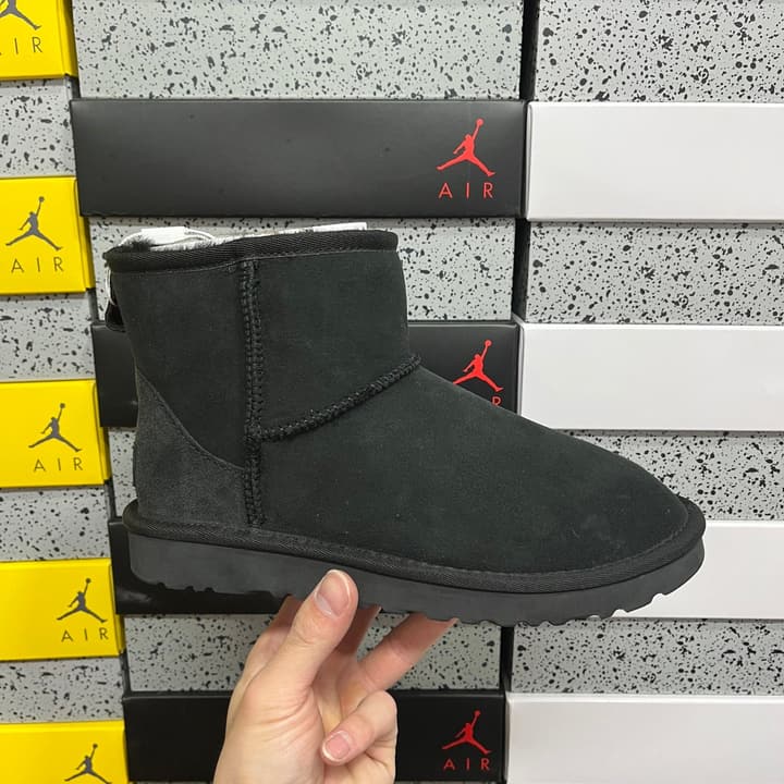 UGG Thick-Soled Low-Cut Fur-Lined Snow Boots in All Black Mini