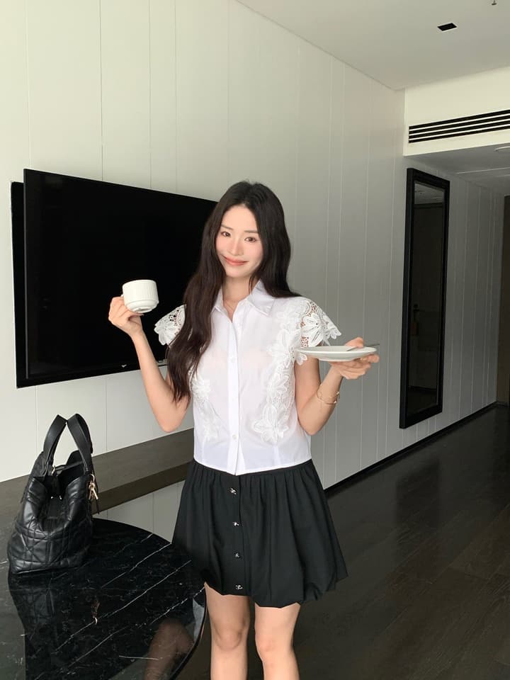 Celine Lace-Spliced Cropped Shirt – Spring/Summer Collection – 26SS in White