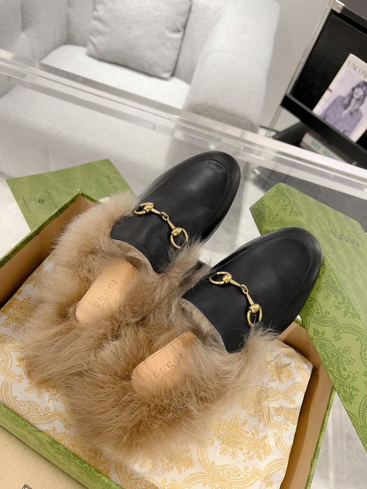 Gucci Toscana Wool Loafers – Autumn/Winter Must-Have in Black Leather With Tan Fur
