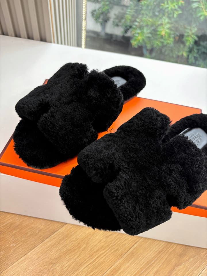 Hermès H-Shaped Fur Slippers – 2025 Collection in Assorted Fur Slippers Group