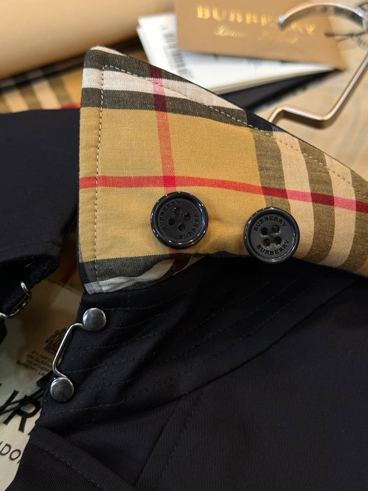 Burberry Kensington Heritage Short Trench Coat in Classic Black Trench