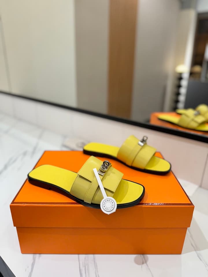Hermès Classic Timeless Leather Sandals in Black