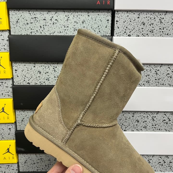 UGG Thick-Soled Low-Cut Fur-Lined Snow Boots in All Black Mini
