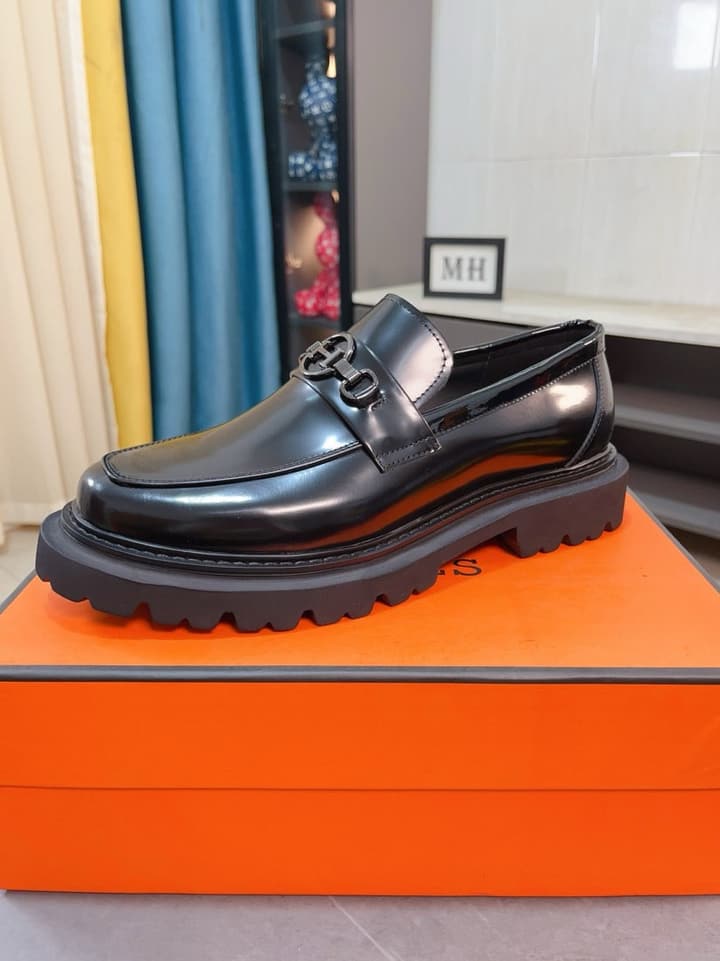 Hermès Business Leather Loafers in Black Loafers Foreground