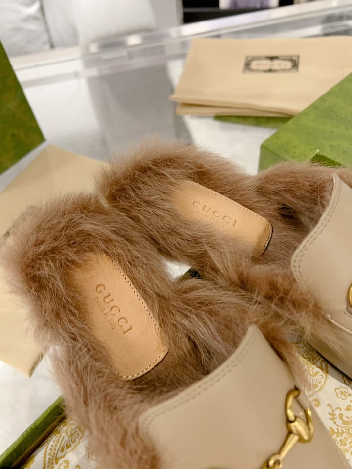 Gucci Toscana Wool Loafers – Autumn/Winter Must-Have in Black Leather With Tan Fur