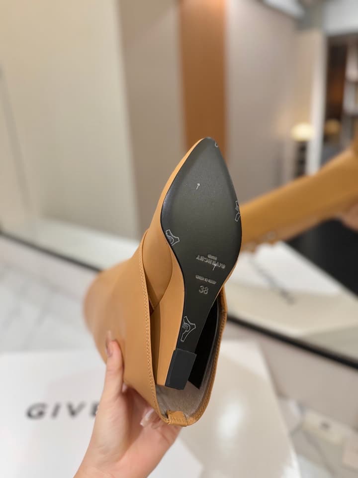 Givenchy Lock Detail Knee-High Boots – 2024 Spring/Summer Collection in Black