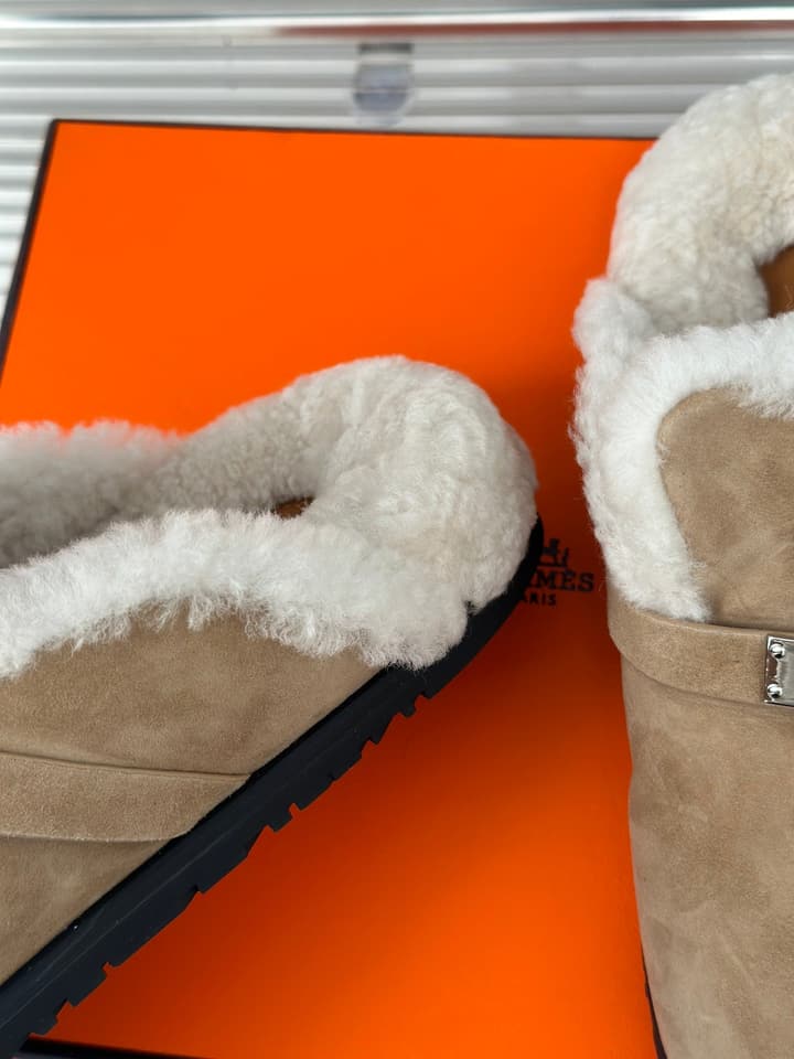 Hermès Kelly Buckle Furry Slippers – Autumn/Winter Collection in Black Suede With White Fur