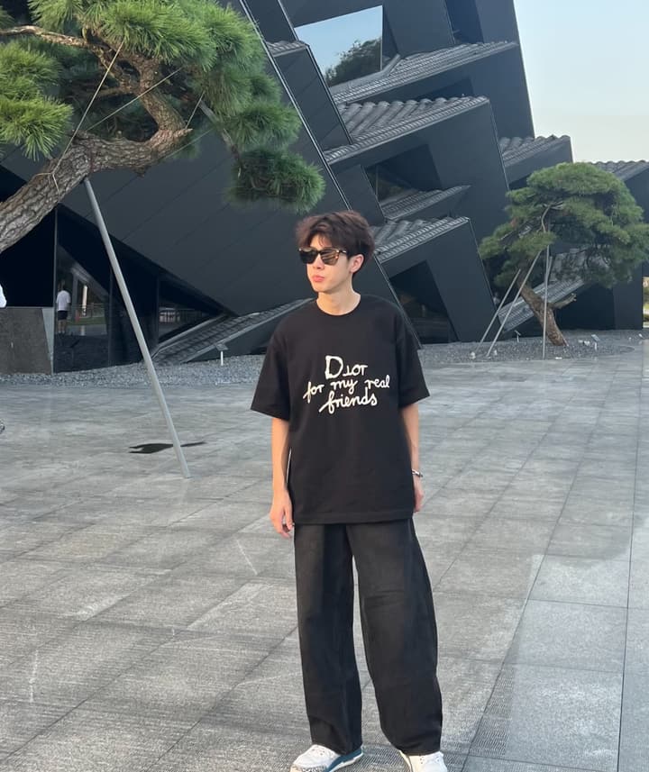 Dior Cursive Embroidered Letter Print T-Shirt – 26SS in Black