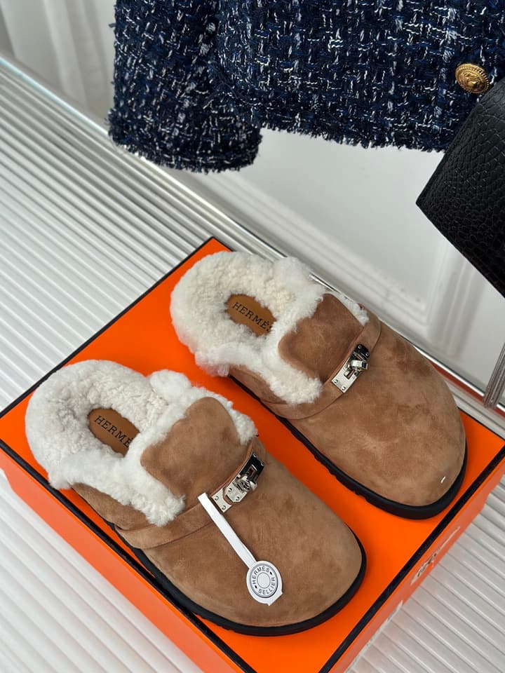 Hermès Kelly Buckle Furry Slippers – Autumn/Winter Collection in Black Suede With White Fur
