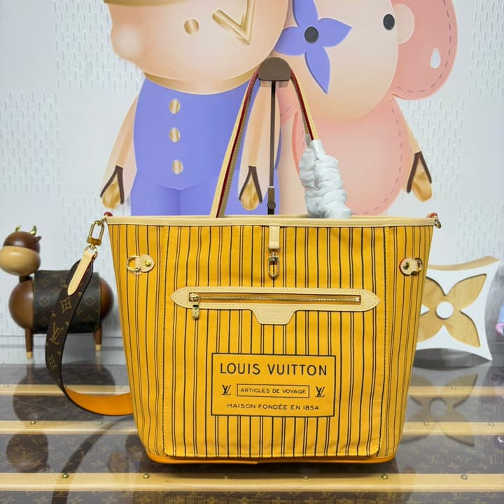Louis Vuitton Neverfull Bandoulière Inside Out Tote Bag in Red
