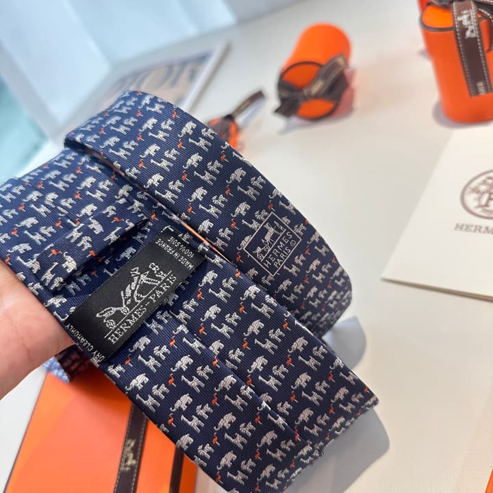 Hermès Animal Series Men's Silk Tie in Blue With Pink Pattern