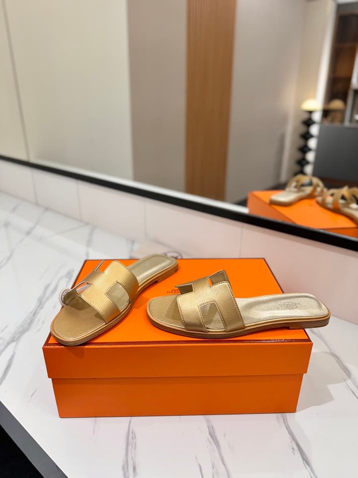 Hermès Classic H Palm Grain Leather Sandals in Black